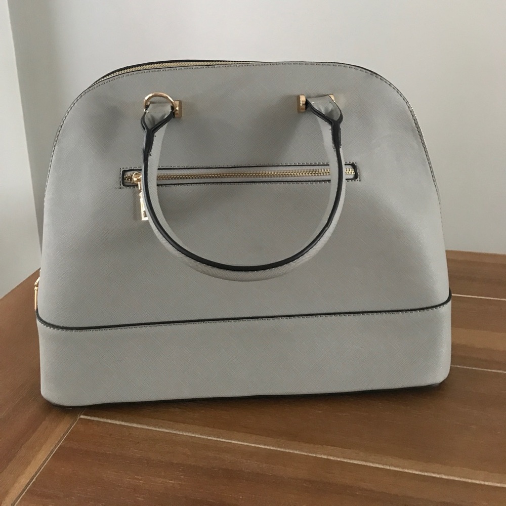 Isabelle Purse - Picture 2 of 4
